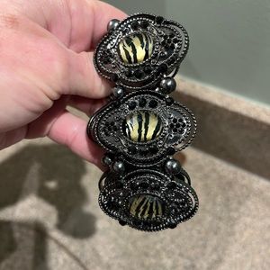 Bracelet stretch band animal stone black stones throw out